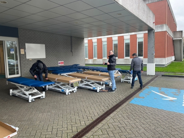 Nieuwe behandeltafels voor het Albert Schweitzer ziekenhuis  